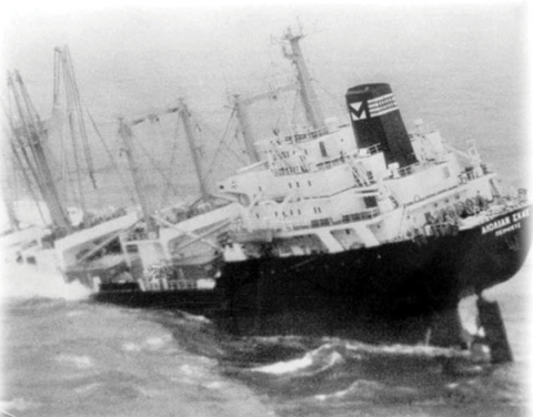 910edAeolian2 The Aeolian Sky after she had collided with the Anna Knueppel. The lettering on her stern is her name in Greek.