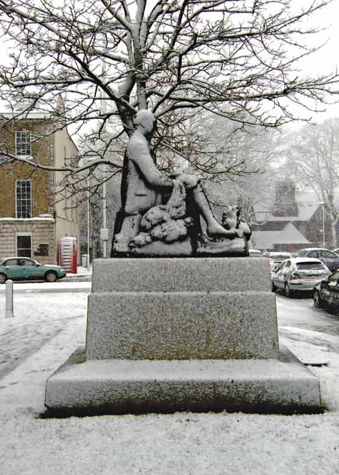 1110edSHOPPING2 More delicate snow in February 2009, with Hardy’s statue neatly iced