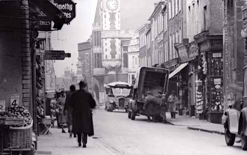 1110edSHOPPING4 Cornhill in winter in the 1930s, when there was still two-way traffic. Bags and gloves are displayed in Templeman’s at the right of the photograph – very suitable for Christmas.