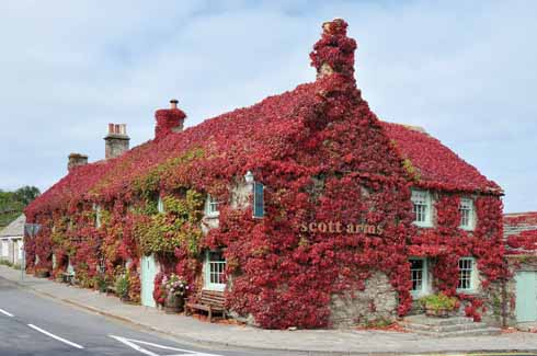 111edAyres1 The Scott Arms, with its majestic autumn coat of Virginia creeper, is named for Kingston’s pre-eminent citizens, the Scotts. John Scott, the first Earl of Eldon, was the longest-ever serving Lord Chancellor, holding the role for twenty-six years.
