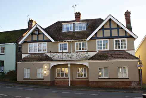 The new White Horse of 1898 is no longer a pub – it was converted into flats late in the 20th century.