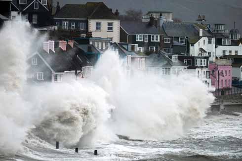 GEP00387NPL Storms often batter our coastline during the winter months. A strong south or southwesterly wind can bring huge rolling waves crashing ashore, as shown in this image of Lyme Regis.
