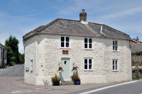 411edMaidenNewton5 Sandwiched between Cattistock Road and the main thoroughfare at the arrowhead-shaped crossroads on Station Road, this 1836 toll house is one of many attractive Victorian cottages in the village