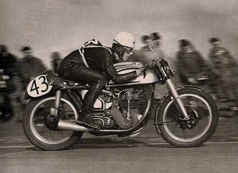 511edBLANDFORDpositional2 Geoff Duke, soon to become a legend in the motorcycling world, made light of the opposition at the 1950 Blackmore Vale meeting when he rode the Norton ‘featherbed frame’ for the first time